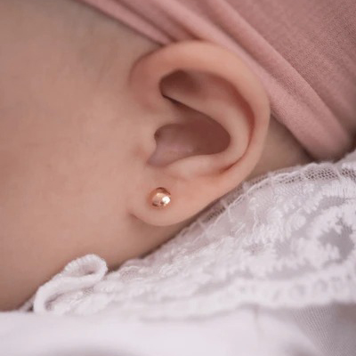 بهترین سن سوراخ گوش نوزاد